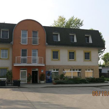 Hotel Ned Hockey Nymburk Esterno foto